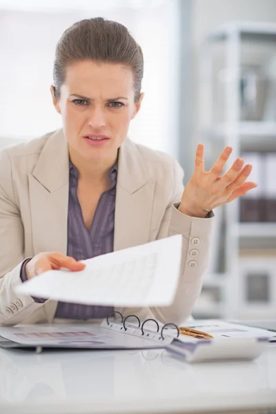 Porträtt av frustrerad affärskvinna på jobbet — Stockfoto