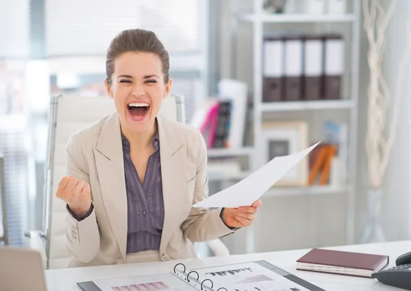 Mujer de negocios feliz con el documento de regocijo —  Fotos de Stock