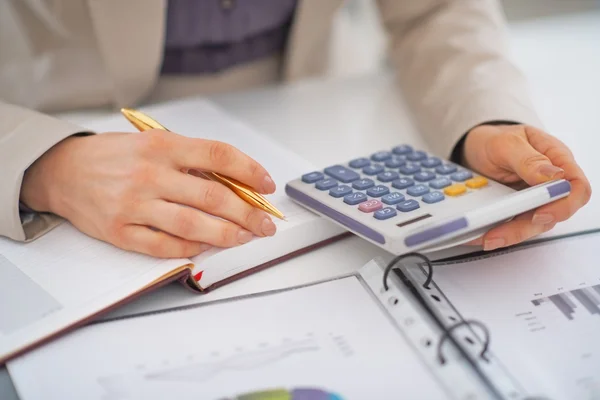 Nahaufnahme einer Geschäftsfrau, die mit Dokumenten arbeitet — Stockfoto