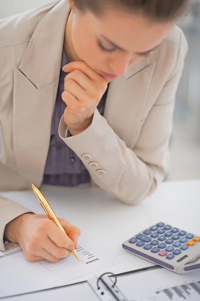 Zakelijke vrouw werkt met documenten in functie — Stockfoto