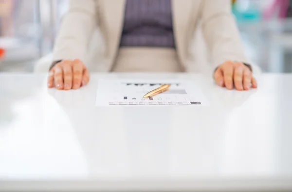 Primer plano de la mujer de negocios delante del documento — Foto de Stock