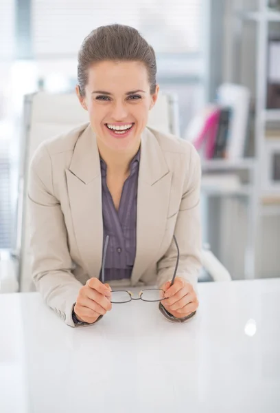 Retrato de mujer de negocios feliz con anteojos — Foto de Stock