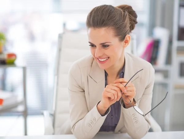 Retrato de mujer de negocios sonriente con anteojos en la oficina —  Fotos de Stock