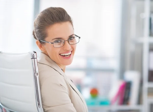 Retrato de mulher de negócios feliz usando óculos no trabalho — Fotografia de Stock