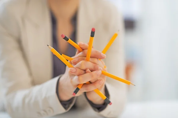 Primer plano de la mujer de negocios jugando con lápices —  Fotos de Stock