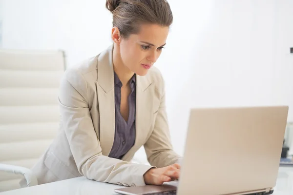 Donna d'affari che lavora su computer portatile in ufficio — Foto Stock