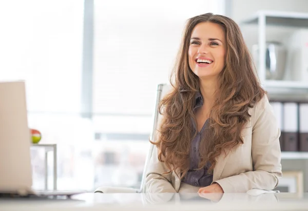 Retrato de mulher de negócios feliz no escritório moderno — Fotografia de Stock