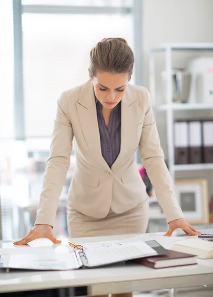 Femme d'affaires travaillant dans le bureau — Photo