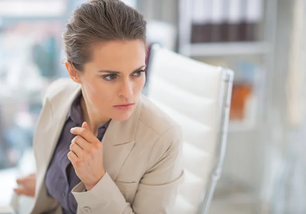 Porträt einer Geschäftsfrau bei der Arbeit — Stockfoto