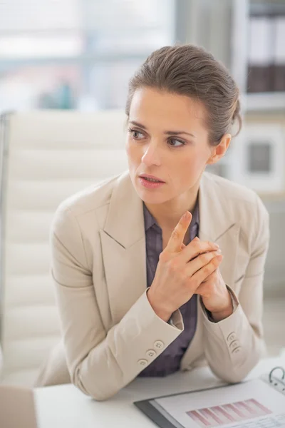 Porträtt av tankeväckande affärskvinna i office — Stockfoto