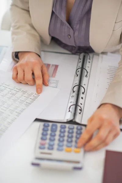 Primer plano de la mujer de negocios que trabaja — Foto de Stock