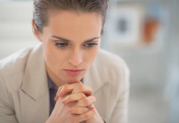 Retrato de mujer de negocios reflexiva — Foto de Stock