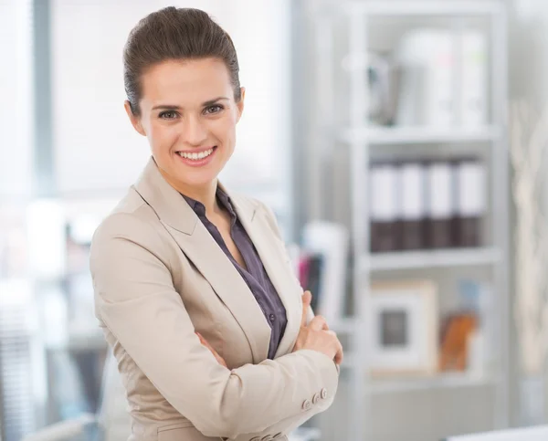 Retrato de mulher de negócios sorridente no escritório moderno — Fotografia de Stock