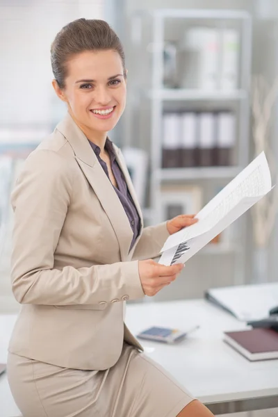 Glückliche Geschäftsfrau, die im Büro mit Dokumenten arbeitet — Stockfoto