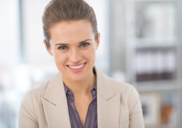 Retrato de mulher de negócios sorridente no escritório moderno — Fotografia de Stock