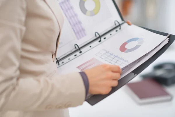 Nahaufnahme einer Geschäftsfrau, die mit Dokumenten arbeitet — Stockfoto