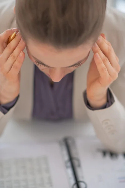 Porträtt av stressade affärskvinna i office — Stockfoto
