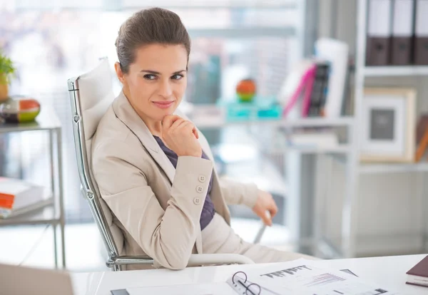 Retrato de mujer de negocios en la oficina moderna — Foto de Stock