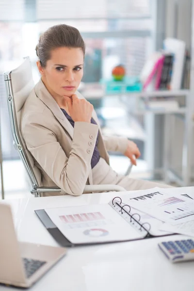 Portrait de femme d'affaires réfléchie dans un bureau moderne — Photo
