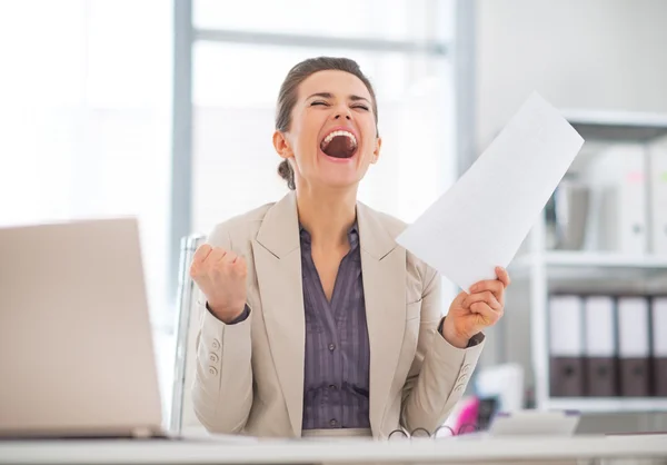 Heureuse femme d'affaires au bureau se réjouissant — Photo