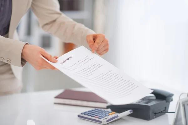 Primer plano de la mujer de negocios señalando en el documento — Foto de Stock