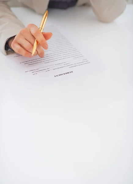 Closeup on business woman working with document — Stock Photo, Image