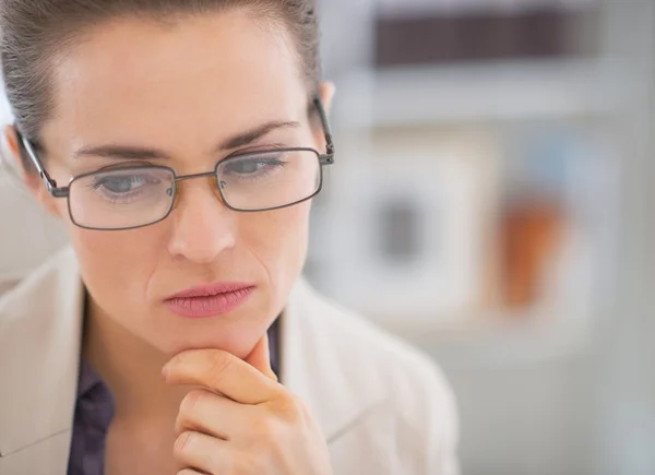 Retrato de mujer de negocios reflexiva con anteojos en la oficina — Foto de Stock