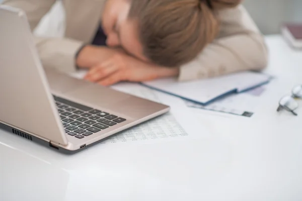 Gros plan sur femme d'affaires dormant au bureau — Photo