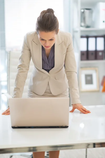 Mulher de negócios trabalhando no laptop no escritório moderno — Fotografia de Stock