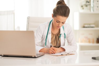 ofiste çalışan doktor kadın