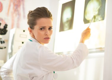 Doktor kadın lightbox üzerinde işaret