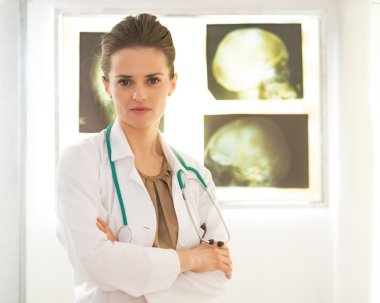 Doktor kadın lightbox önünde portresi