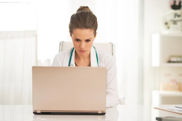 Doctor woman working on laptop in office — Stock Photo, Image