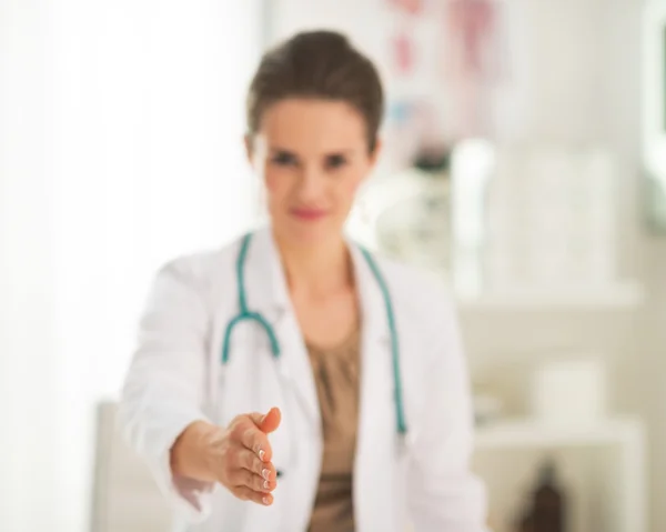 Primer plano de la mujer médico estiramiento de la mano para el apretón de manos —  Fotos de Stock