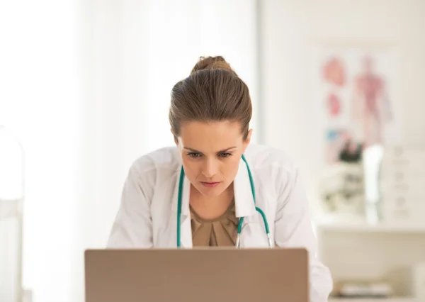 Mujer médica preocupada mirando en el ordenador portátil — Foto de Stock