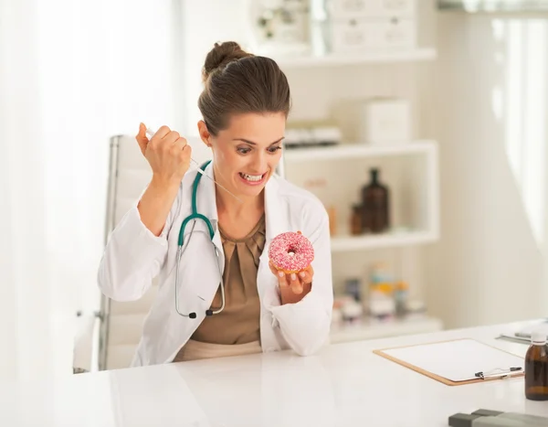 Wütende Ärztin macht Spritze in Donut — Stockfoto