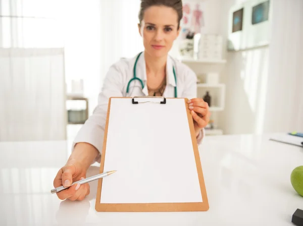 Primo piano sulla donna medico che punta sugli appunti — Foto Stock