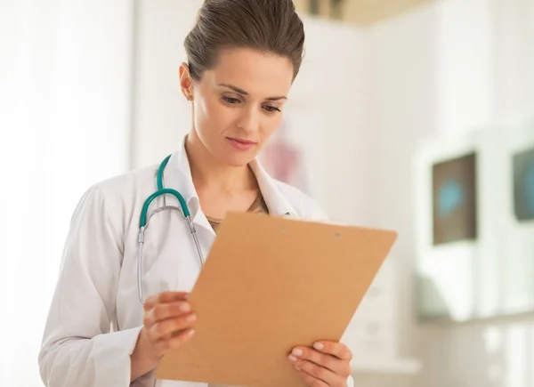Doctor woman looking in clipboard — Stock Photo, Image