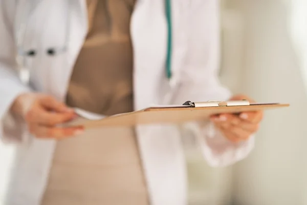 Primer plano de la mujer doctora sujetando el portapapeles —  Fotos de Stock