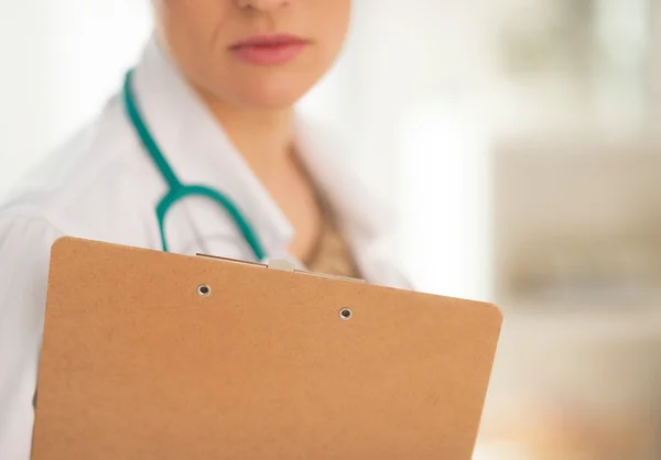 Fechar em médico mulher segurando prancheta — Fotografia de Stock