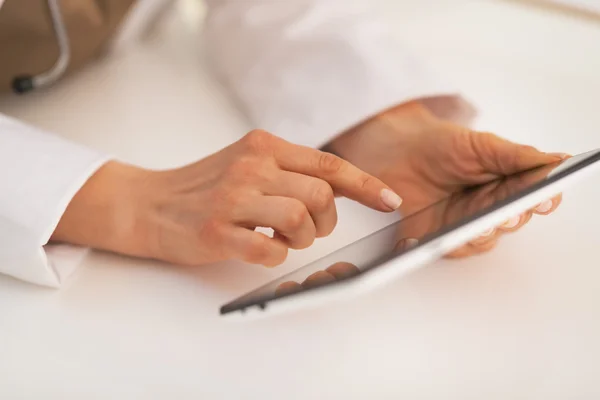 Primer plano de la mujer doctora usando tableta pc — Foto de Stock