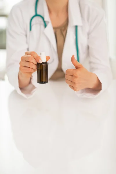 Close-up na mulher médica mostrando frasco de remédio e polegares para cima — Fotografia de Stock