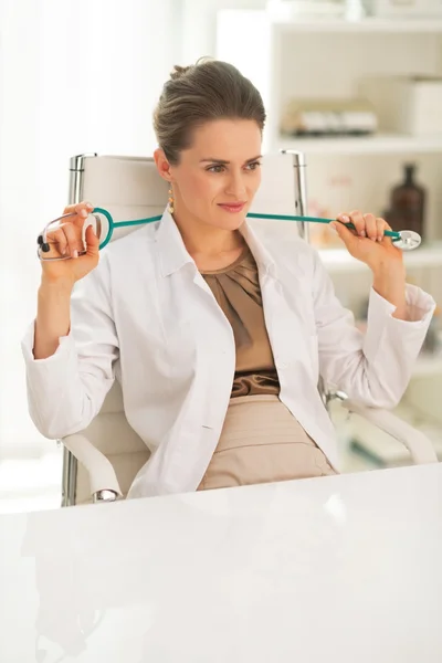 Portrait of relaxed doctor woman in office — Stock Photo, Image