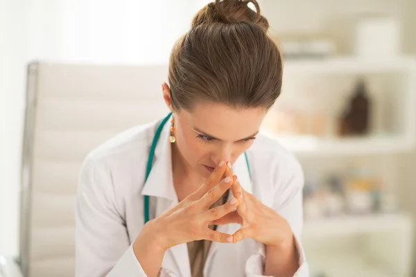 Retrato de la doctora preocupada en el consultorio —  Fotos de Stock