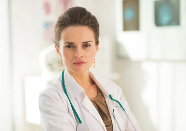 Retrato de mulher médica confiante no escritório — Fotografia de Stock