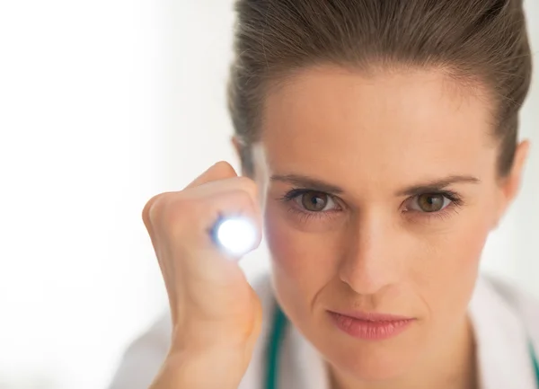 Retrato de la mujer doctora usando linterna —  Fotos de Stock