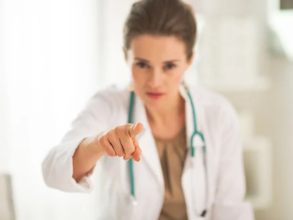 Close-up em médico mulher apontando na câmera — Fotografia de Stock