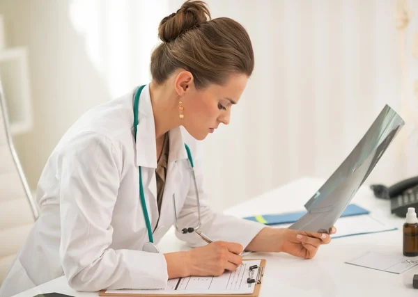 Médecin femme avec fluorographie travaillant au bureau — Photo