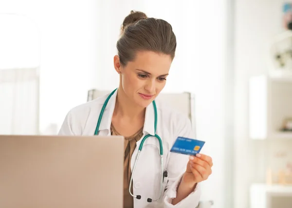 Ärztin mit Kreditkarte beim Online-Shopping — Stockfoto