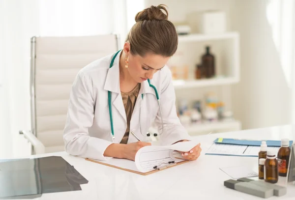 Médico mulher trabalhando no escritório — Fotografia de Stock